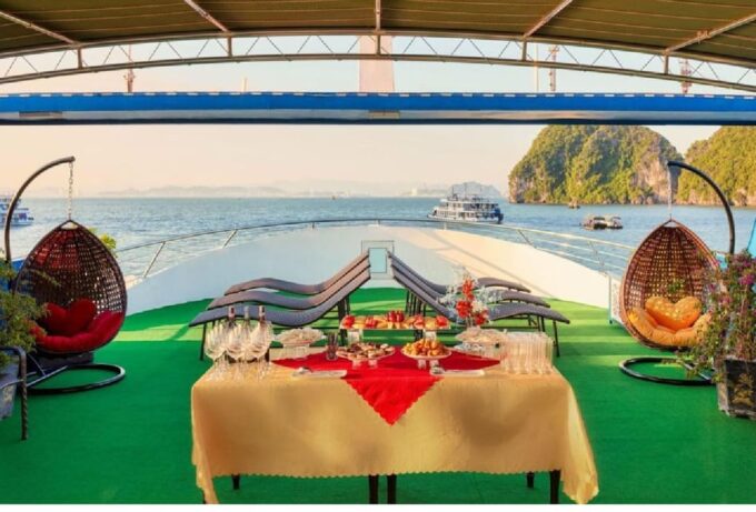 From Hanoi: Ha Long Bay 1 Day Cruise 4 Stars by Limousine - Boat and Cruise Details