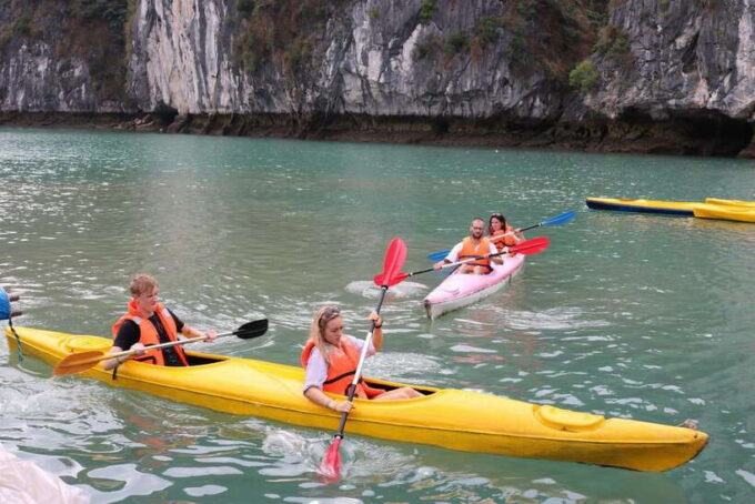 From Hanoi: Halong Bay Cruise With Lunch and Transfers - Scenic Stops and Attractions