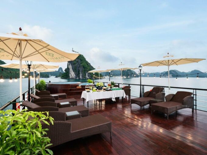 From Hanoi: Halong Bay Luxury Day Tour Kayaking, Swimming - Unique Features of Halong Bay