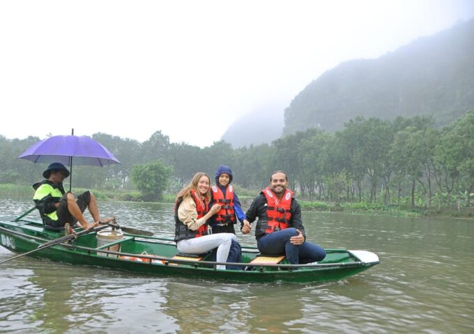 From Hanoi: Mua Cave, Trang An and Hoa Lu Day Trip - Trang An Boat Ride