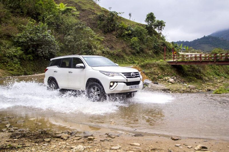 From Hanoi: Private Car to Noi Bai Airport, Ha Long, Ninh Binh - Private Car Service