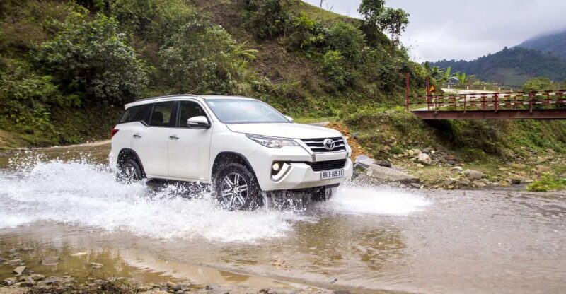 From Hanoi: Private Car to Noi Bai Airport, Ha Long, Ninh Binh - Pickup and Drop-off