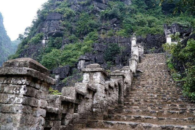 From Hanoi: Tam Coc Boat Trip and Hoa Lu & Mua Cave Tour - Exploring Hoa Lu