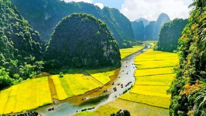 From Hanoi: Tam Coc - Hoa Lu & Mua Caves Full Day Tour - Mua Caves Climb