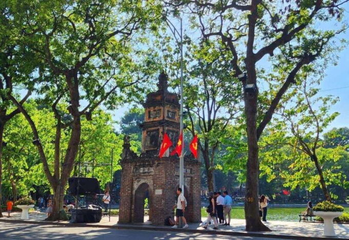From Hanoi: Water Puppet Show & City Sightseeing Tour - Indulging in the Local Nightlife at Tạ Hiền Street