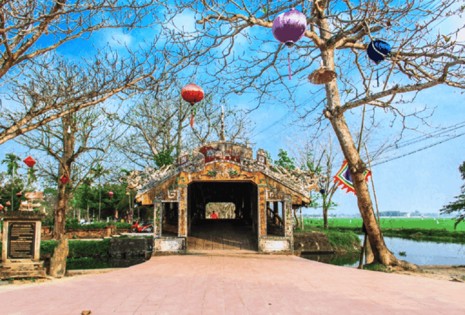 From Hue: Bus Transfer to Hoi an With Sightseeing Stops - Included and Additional Costs