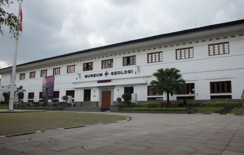 From Jakarta: Bandung Sightseeing Tour by Van With Lunch - Discover Architectural Beauty