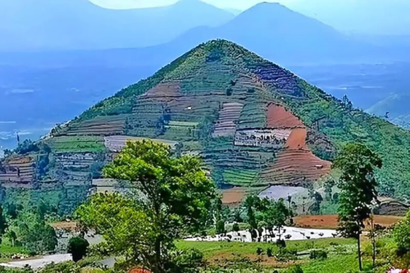 From Jakarta : Prehistoric Mount Padang - Key Points