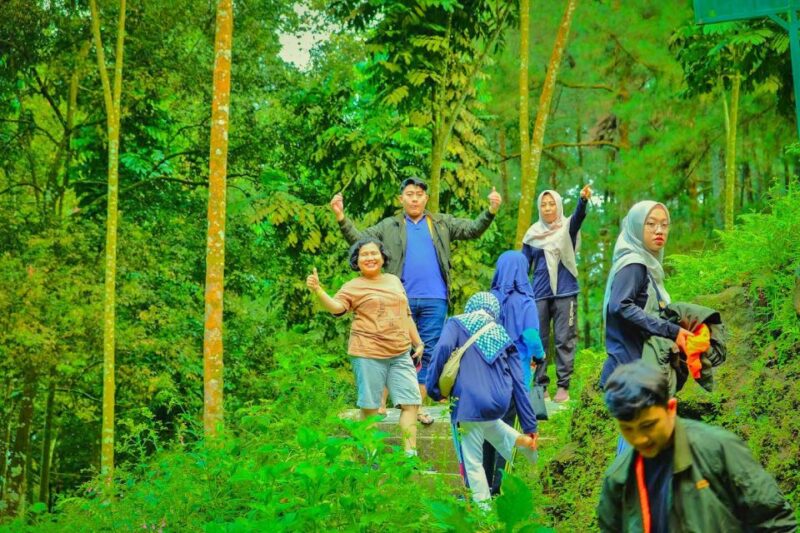 From Jakarta : Waterfall , Botanical Garden , Puppet Show - Pickup Logistics
