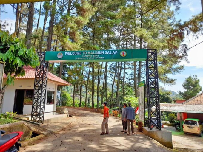 From Jakarta : Waterfall , Botanical Garden , Puppet Show - Frequently Asked Questions