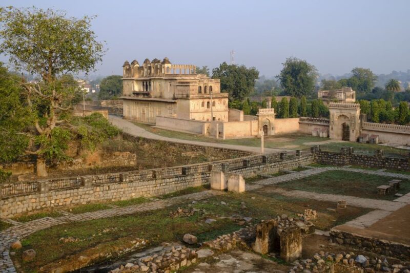 From Khajuraho: Orccha Fortress Guided Day Trip - Architectural Marvels