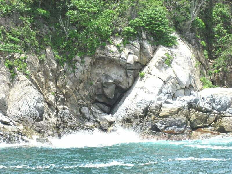 From La Crucecita: Private Huatulco 7 or 5 Bays Boat Trip - Who Should Consider This Tour?