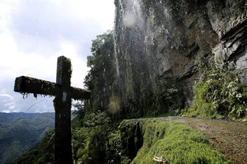 From La Paz: Death Route by Mountain Bike Tur Guided Tour - Itinerary Details
