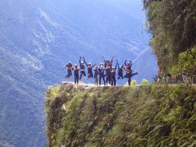 From La Paz: Death Route by Mountain Bike Tur Guided Tour - Group Size and Languages