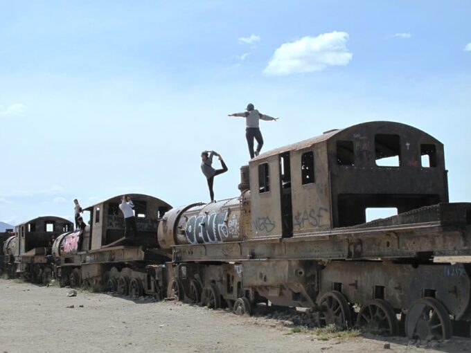 From La Paz: Uyuni Salt Flats & Lagoons 5-Day Tour - Day 4: Sol De Mañana and Dali Desert