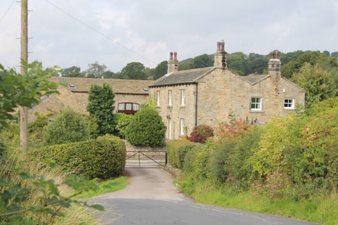 From Leeds: Yorkshire Dales Emmerdale Locations Bus Tour - The Woolpack Pub Experience