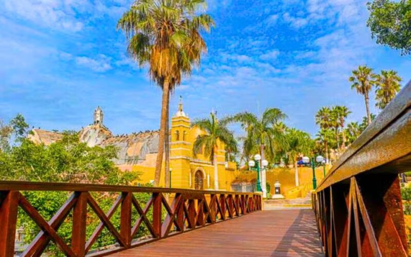 From Lima: Miraflores, Barranco & San Isidro Half-day Tour - Visiting Love Park in Miraflores