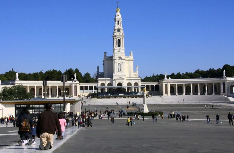 From Lisbon: Day Tour to Fatima, Nazaré and Obidos - Key Points