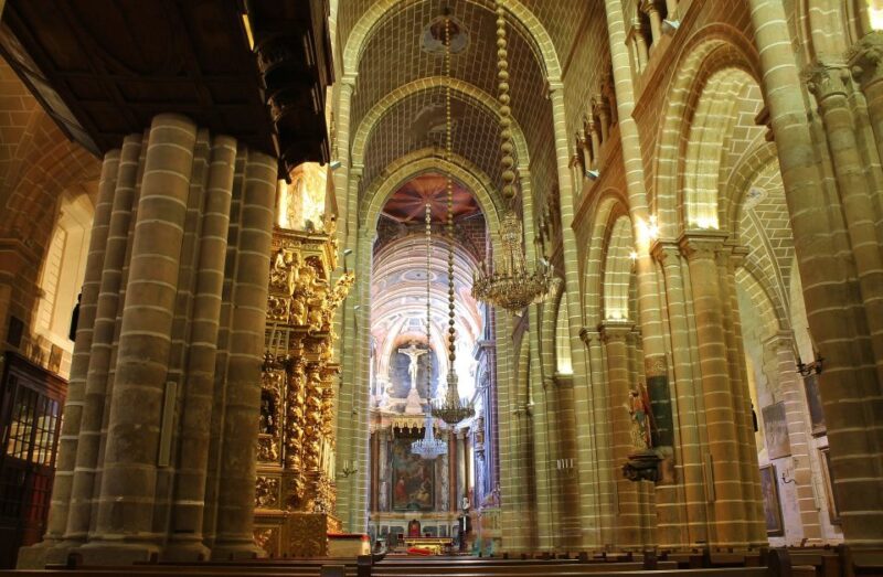 From Lisbon: Évora Private Historic Discovery Tour - Itinerary Highlights