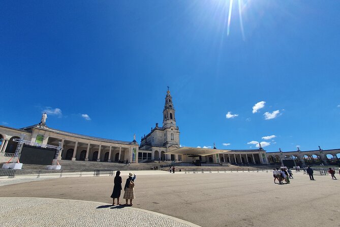 From Lisbon: Fátima, Nazaré, Óbidos & Batalha Small-Group Tour - Discovering Nazaré