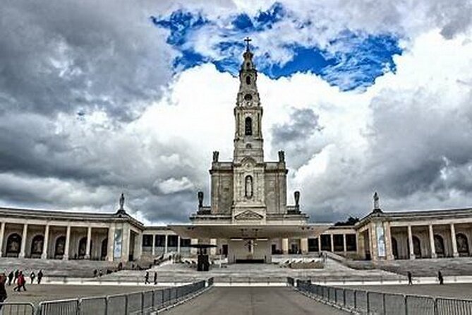 From Lisbon to Fátima, Batalha, Nazaré, and Óbidos Full Day Private Tour - Accessibility