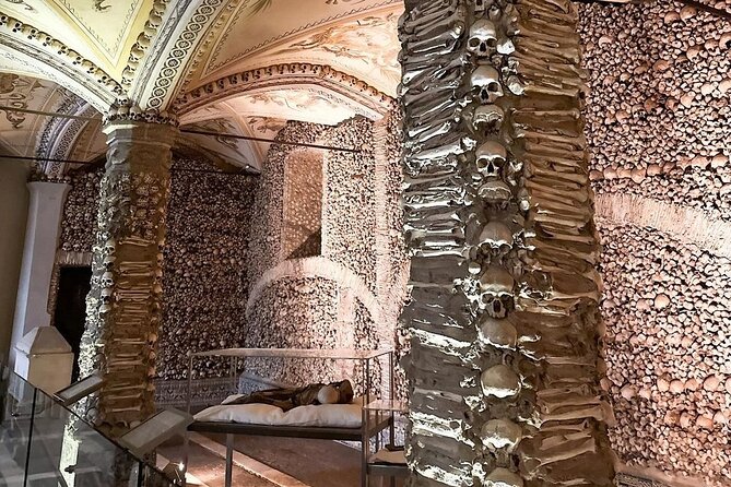 From Lisbon to the Discovery of Évora and Arraiolos - Exploring Évora