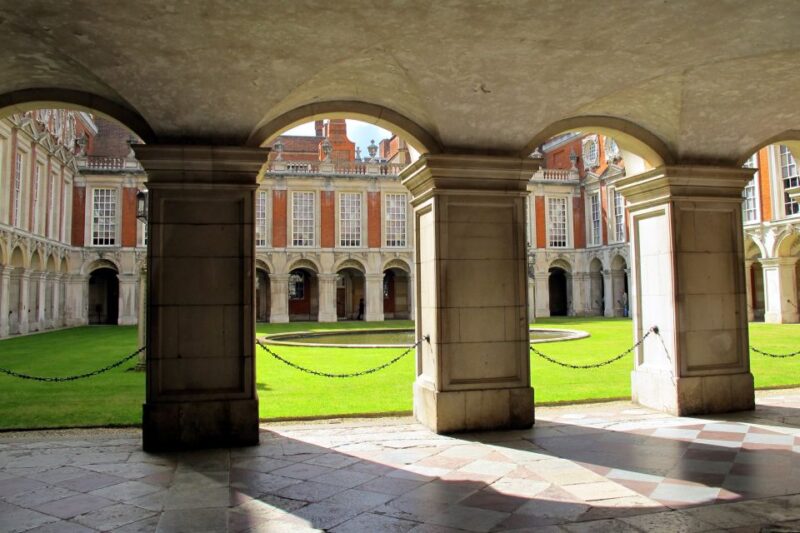 From London: Windsor Castle and Hampton Court Palace - Exploring Windsor Castle