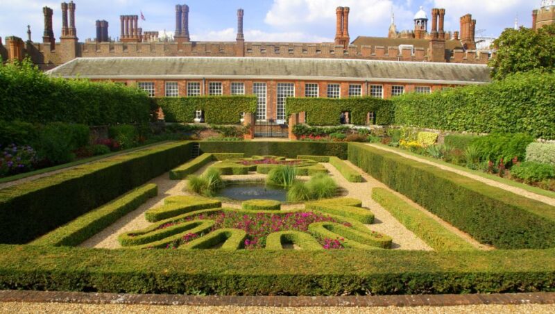 From London: Windsor Castle and Hampton Court Palace - Exploring Hampton Court Palace