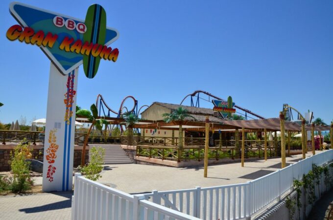 From Madrid: Parque Warner Beach Water Park & Transport - Park Facilities and Attractions