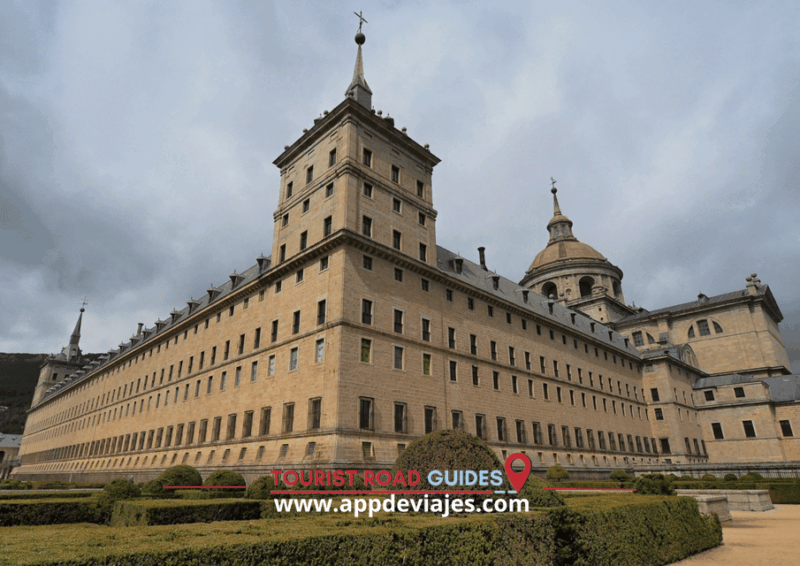 From Madrid: Private Tour of Ávila, Tapas Route & El Escorial - Visit Ávilas Medieval Walls