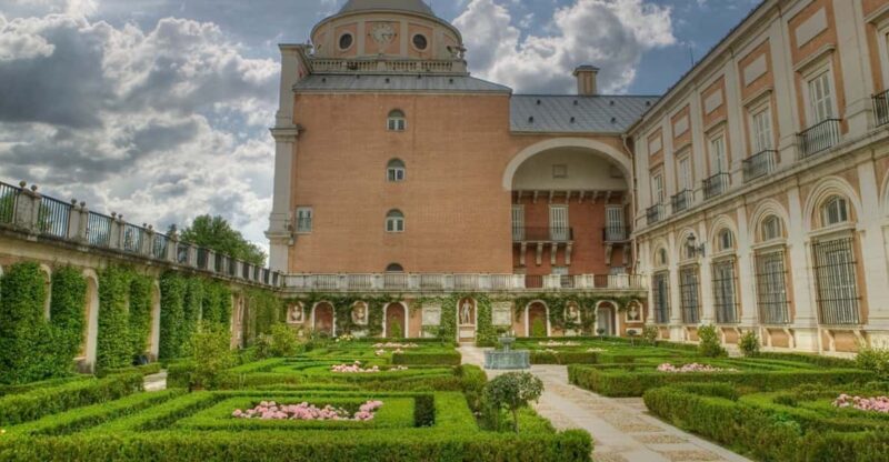 From Madrid: Tour Private Aranjuez & Toledo - Exploring Toledo