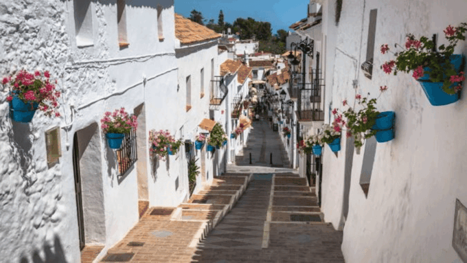 From Málaga: Marbella, Mijas and Puerto Banús Tour - Explore Marbella