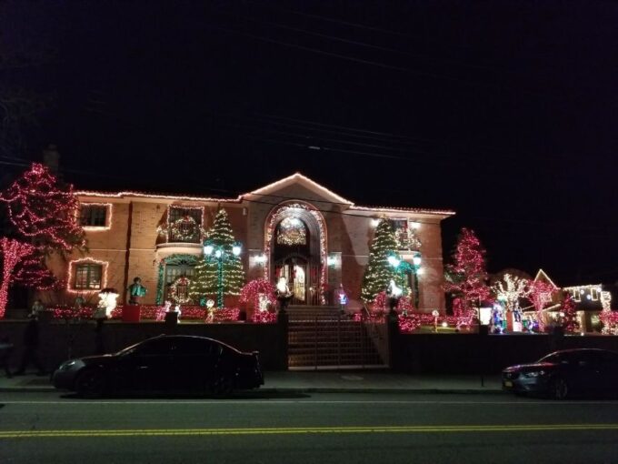 From Manhattan: 4-Hour Brooklyn Christmas Magic Tour - Dyker Heights Christmas Lights