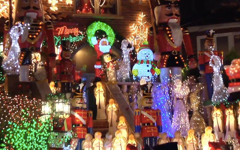 From Manhattan: Dyker Heights Holiday Bus Tour - Languages and Rating