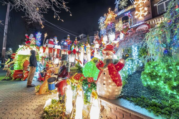 From Manhattan: Dyker Heights Holiday Bus Tour - What to Expect