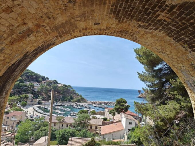 From Marseille to the Calanques Blueues by Train, Hike, Lagoons and Villages - Panoramic Train Views and Calanque Stops