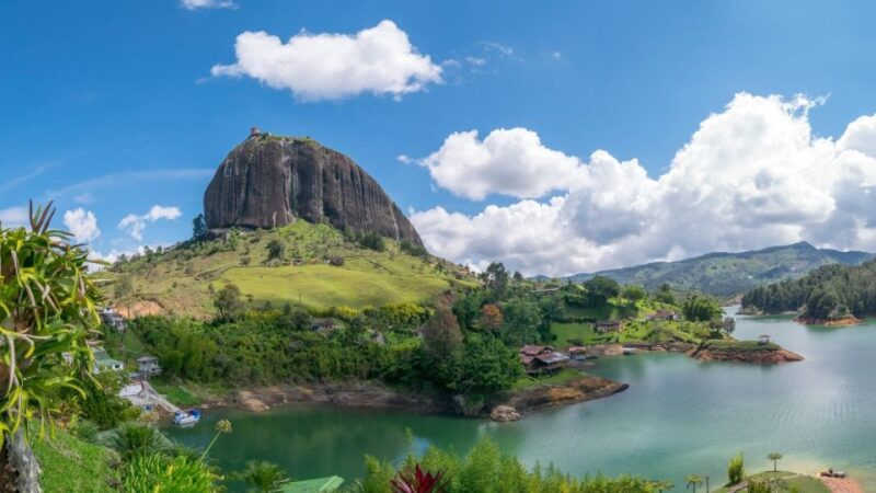 From Medellin: Guatape Lake Boat Tour and El Peñol Rock Hike - Itinerary Highlights