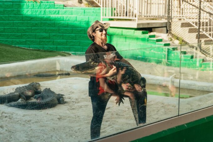 From Miami: Everglades Airboat, Wildlife Show & Bus Transfer - Language Support