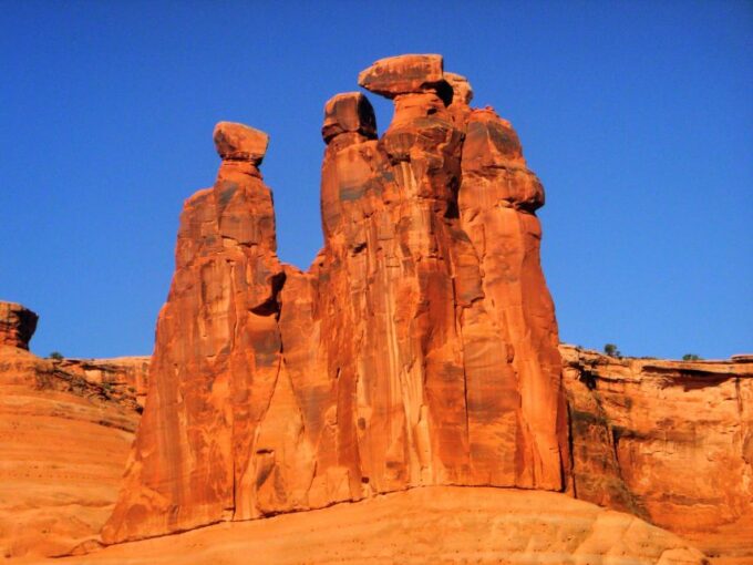From Moab: Arches National Park 4x4 Drive and Hiking Tour - Group Size and Duration