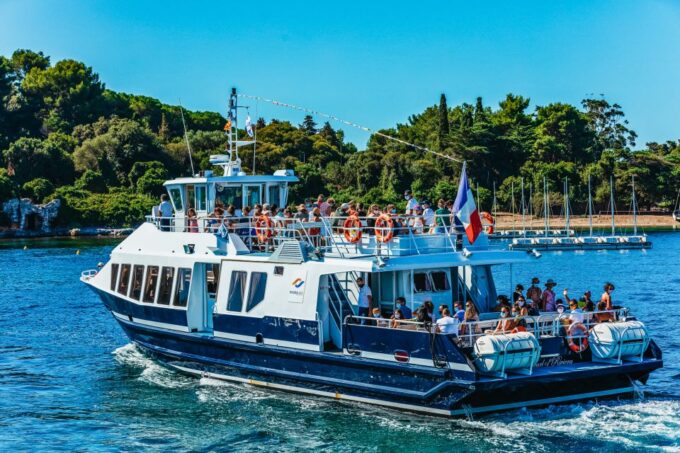 From Nice: Round-Trip Transportation to Saint Tropez by Boat - Onboard Amenities