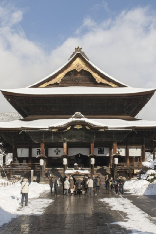 From Nozawa Onsen: Snow Monkeys and Zenko-ji Day Trip & Sake - Exploring Zenko-ji Temple