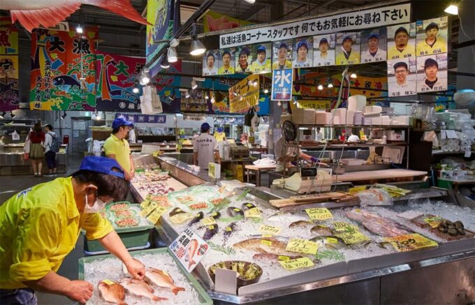 From Osaka: Shirahama Onsen, Toretore Market Full-day Tour - Toretore Market and Tuna Cutting Show