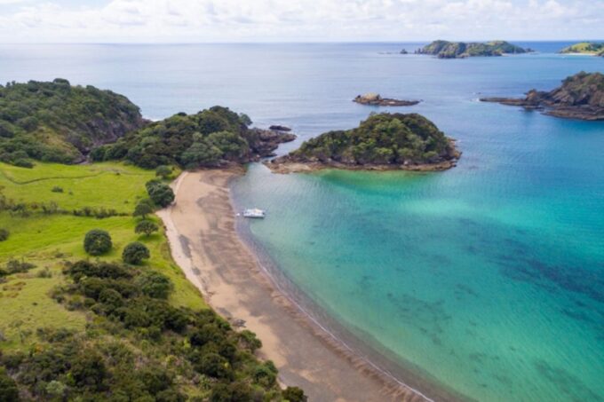 From Paihia: Island-Hopping Sailing Cruise With Picnic Lunch - Friendly Crew and Relaxing Adventure