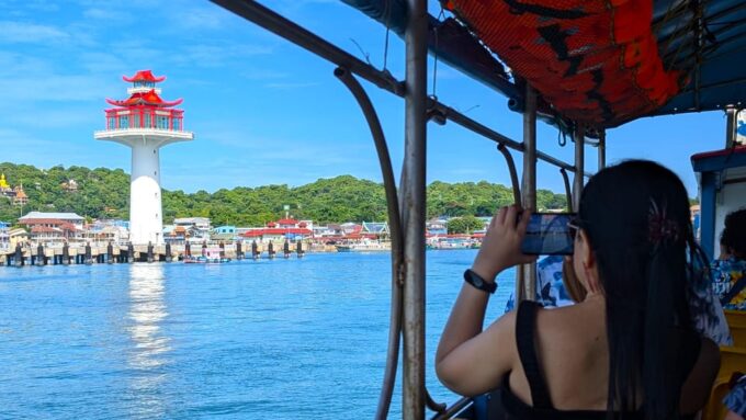 From Pattaya: Day Tour Koh Sichang Island With Tuktuk Tour - Group Accommodations