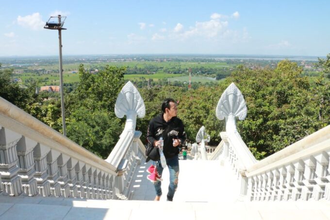 From Phnom Penh: Oudongk Mountain and Koh Chen Island Tour - Hiking Oudongk Mountain and Visiting Stupa
