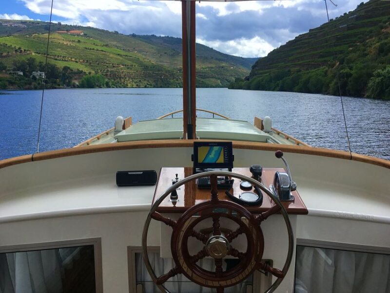 From Pinhão: Private Yacht Cruise Along the Douro River - Tour Guide Services