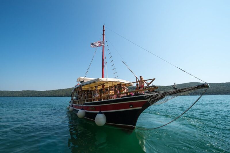 From Poreč: Boat Day Trip to Rovinj With Fish Lunch - Dining Experience