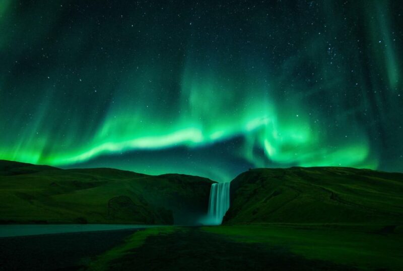 From Reykjavik: Northern Lights & Stargazing Bus Tour - Experience Highlights