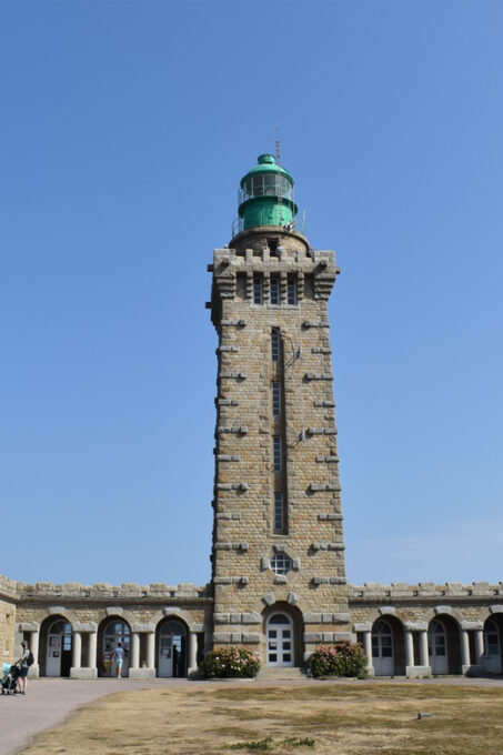 From Saint-Malo: Dinan & Fort La Latte & Cap Fréhel Tour - Group Size and Languages