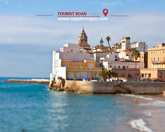 From Salou: Poblet Monastery & Sitges Tour With Wine Tasting - Itinerary Highlights